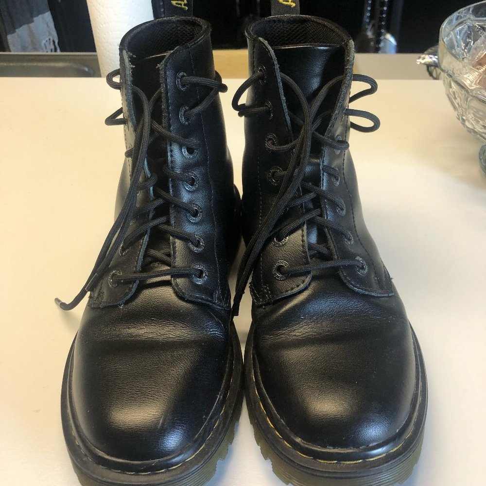 Black Dr. Martens like-new size 7 boots